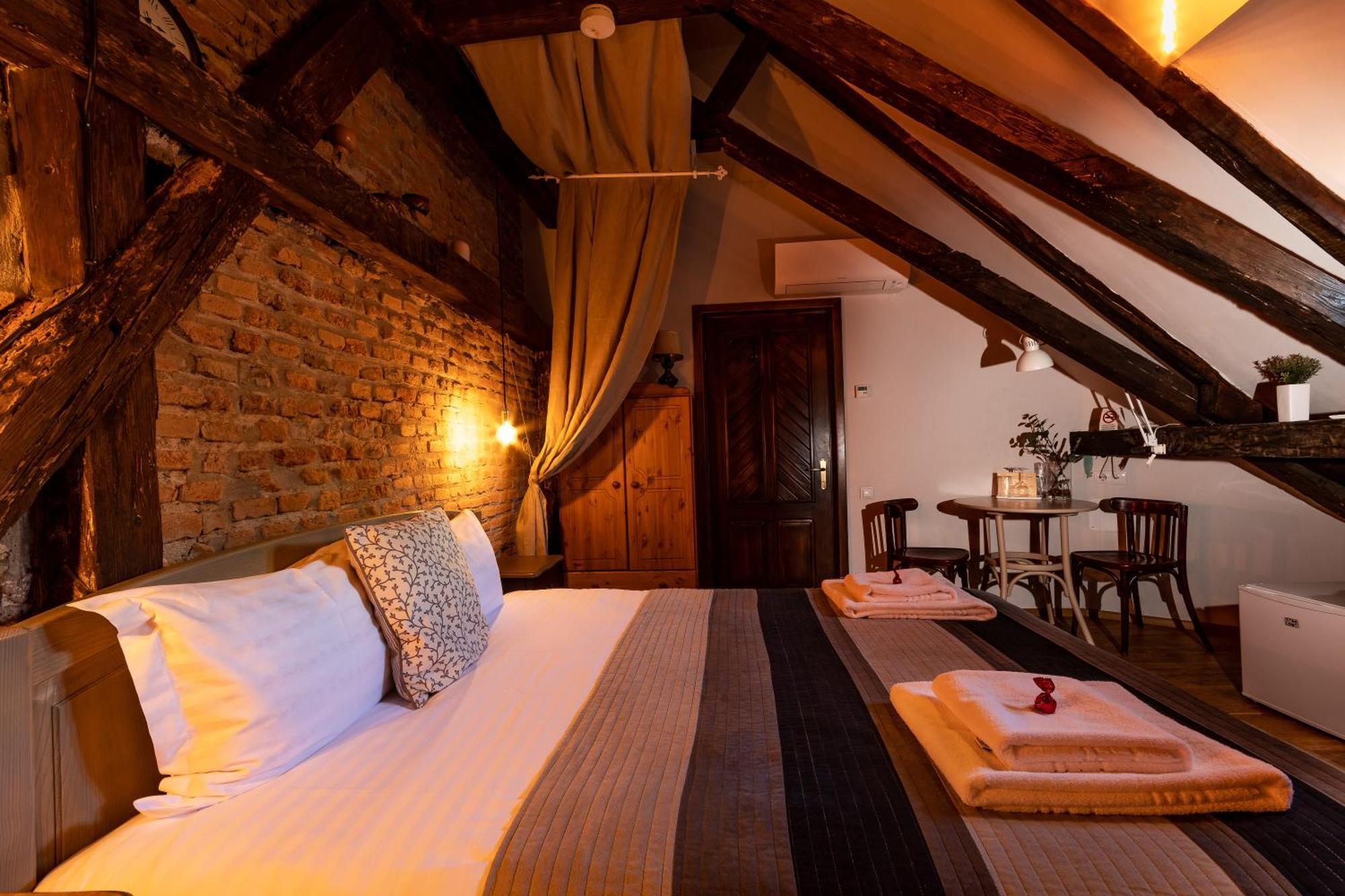 Wood House Republicii Hotel บราชอฟ ภายนอก รูปภาพ