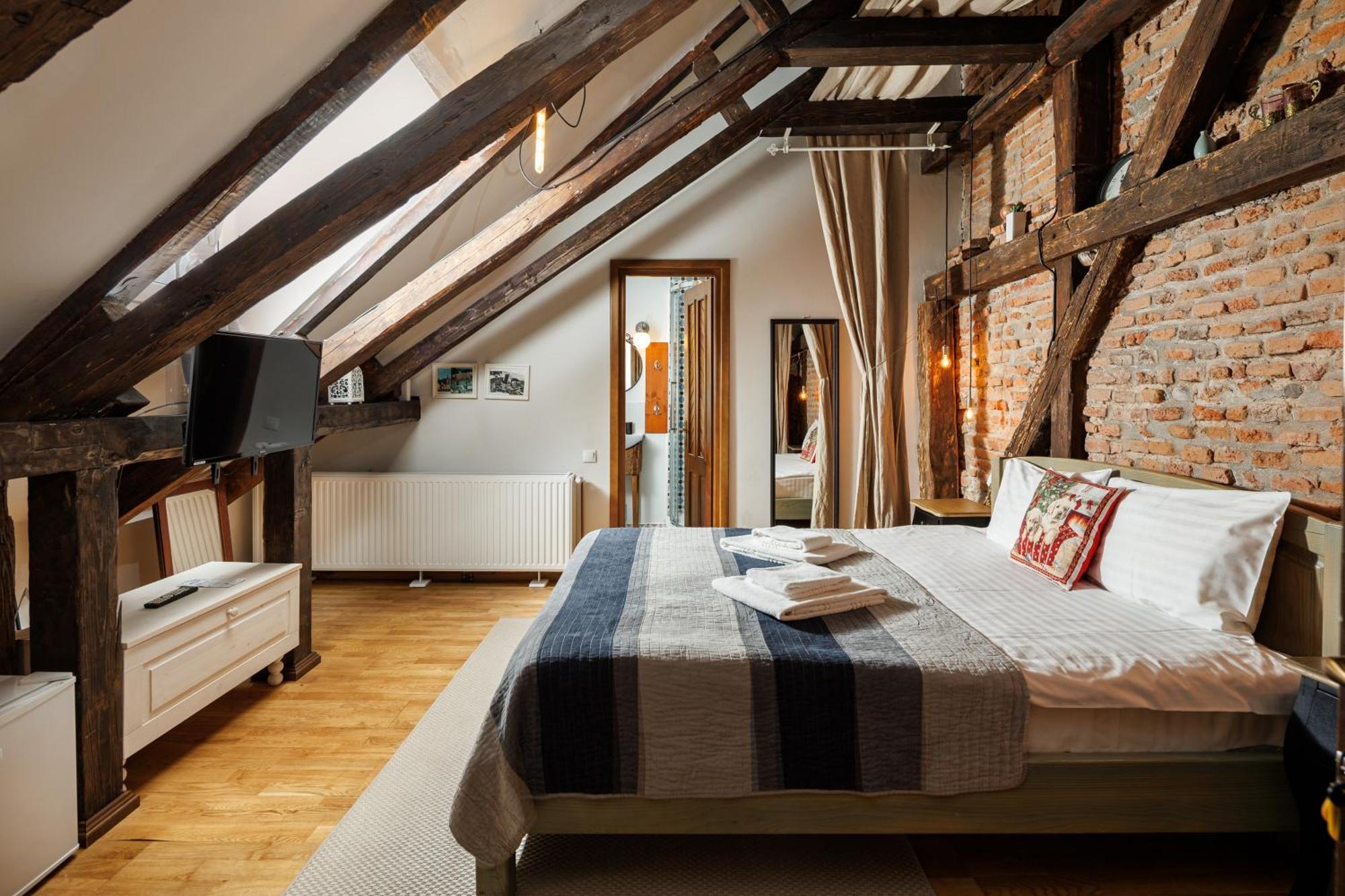 Wood House Republicii Hotel บราชอฟ ภายนอก รูปภาพ