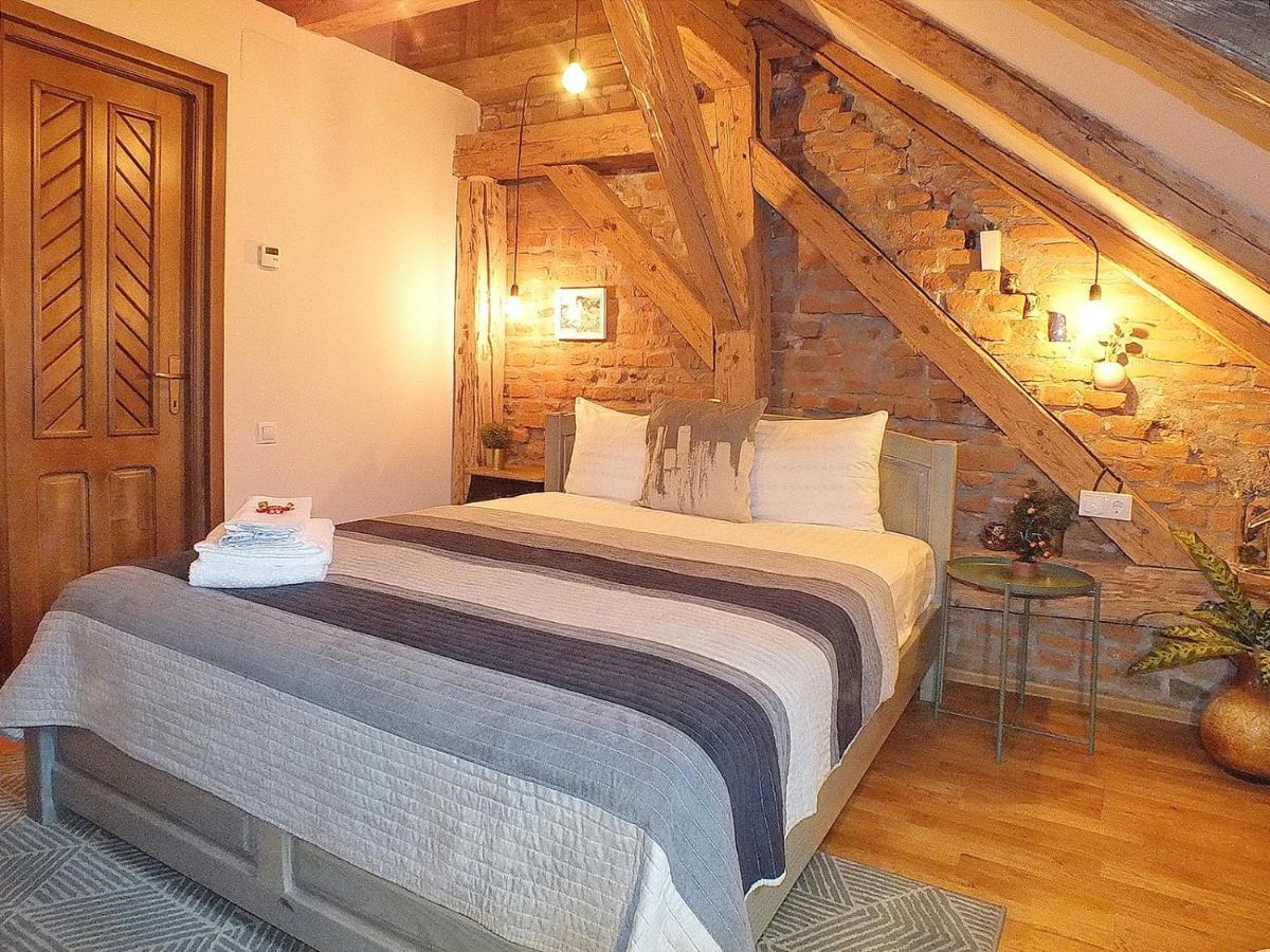 Wood House Republicii Hotel บราชอฟ ภายนอก รูปภาพ